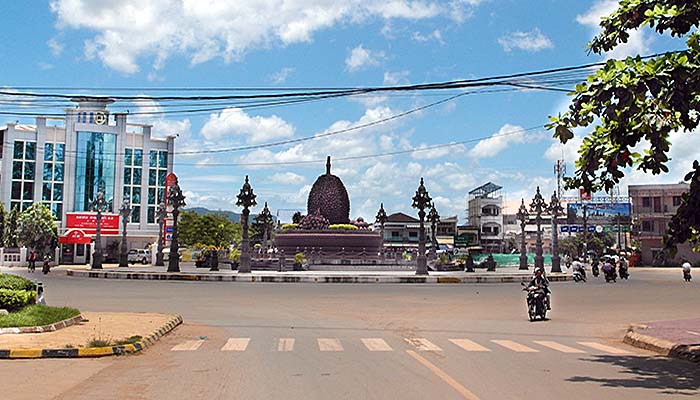 'The Central Durian Roundabout in Kampot' by Asienreisender